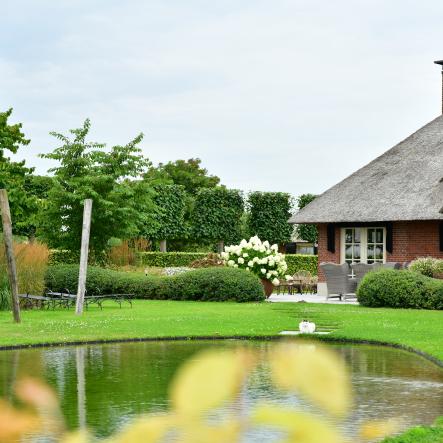 Landelijke villa met vormbomen